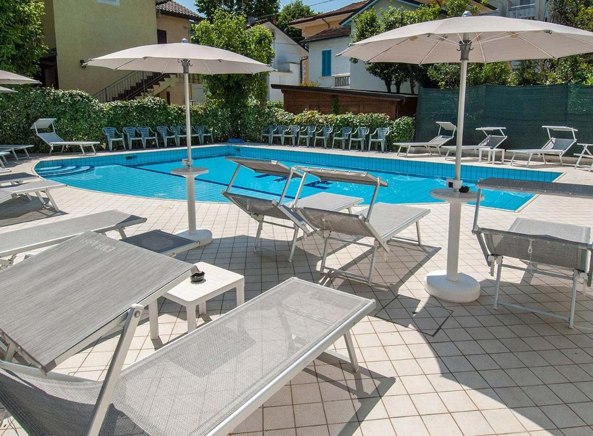 Hotel Embassy Riccione Buitenkant foto