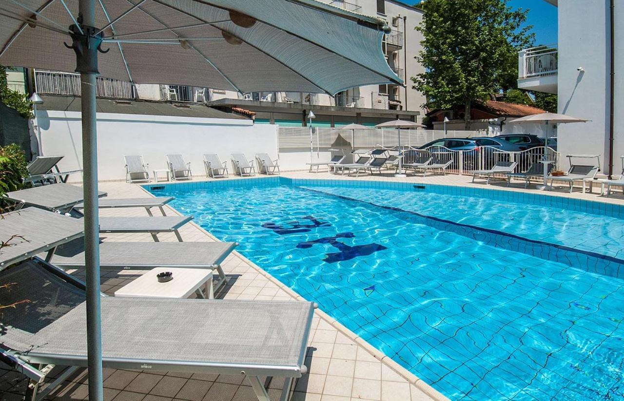 Hotel Embassy Riccione Buitenkant foto