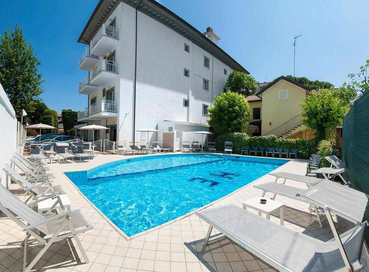 Hotel Embassy Riccione Buitenkant foto