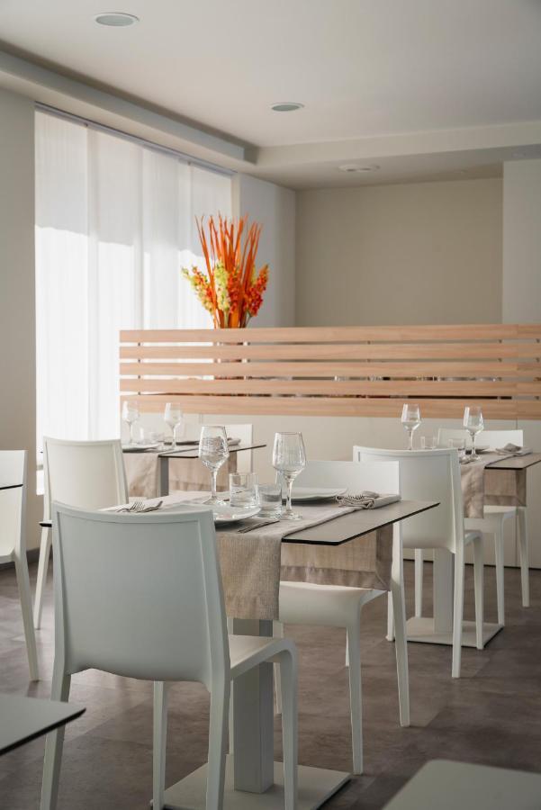 Hotel Embassy Riccione Buitenkant foto